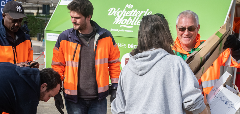 Personnes travaillant déchetterie mobile