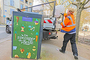 Agent qui collecte des déchets
