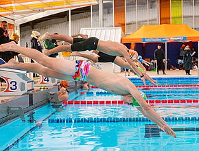 Nageurs plongeant dans la piscine de la Ganterie - Agrandir l'image (fenêtre modale)