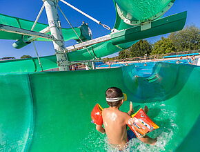 Enfant dans le toboggan de la Base aquatique de Bonnes - Agrandir l'image (fenêtre modale)