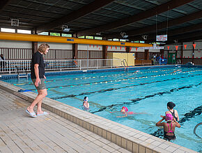 Cours de piscine pour enfants dans la piscine de Bellejouanne - Agrandir l'image (fenêtre modale)