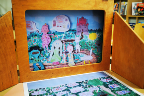 Un kamishibai avec des dessins d'enfants