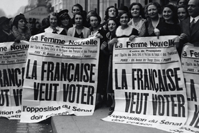 Photographie de femmes manifestant pour le droit de vote
