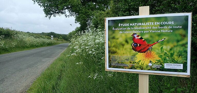 Pancarte "Étude naturaliste en cours. Évaluation de la biodiversité des bords de route de Grand Poitiers par Vienne Nature"