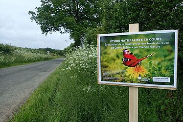 Pancarte "Étude naturaliste en cours. Évaluation de la biodiversité des bords de route de Grand Poitiers par Vienne Nature"