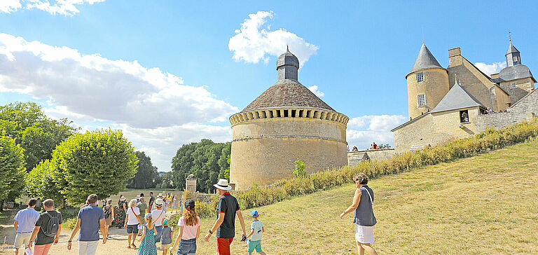 Groupe de personnes visitant