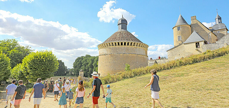 Groupe de personnes visitant