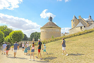 Groupe de personnes visitant