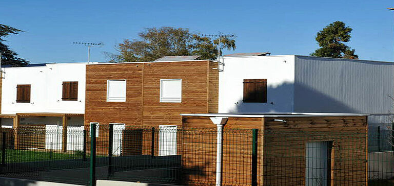 Rangée de bâtiments résidentiels modernes