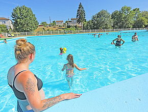 Famille dans la piscine de Sanxay - Agrandir l'image (fenêtre modale)