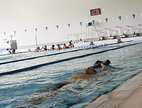 Nageur dans la piscine de Lusignan - Agrandir l'image (fenêtre modale)