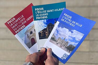 3 livrets focus "La chapelle Saint-Louis du collège Henri IV", "L'église Saint-Hilaire Le Grand" et "l'Hôtel de ville de Poitiers"