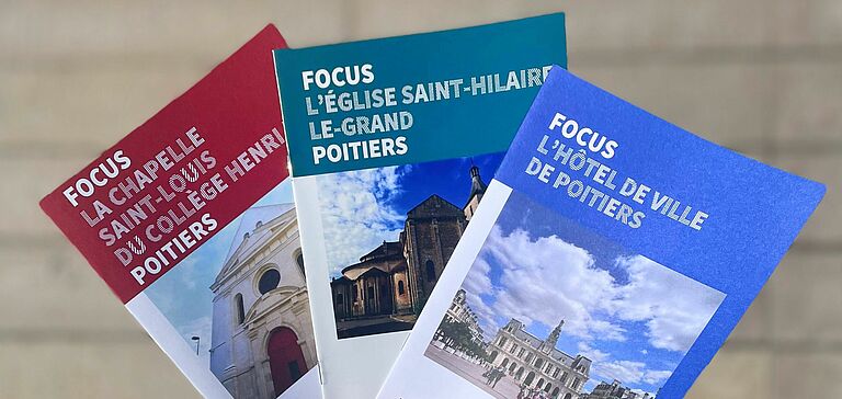 3 livrets focus "La chapelle Saint-Louis du collège Henri IV", "L'église Saint-Hilaire Le Grand" et "l'Hôtel de ville de Poitiers"