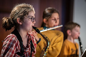 Une élève du conservatoire joue du saxophone.