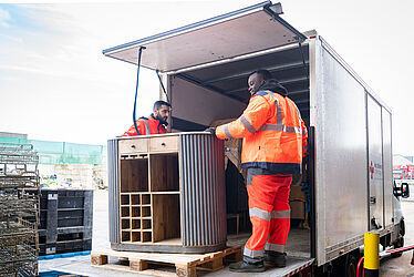 Professionnels enlevant des encombrants