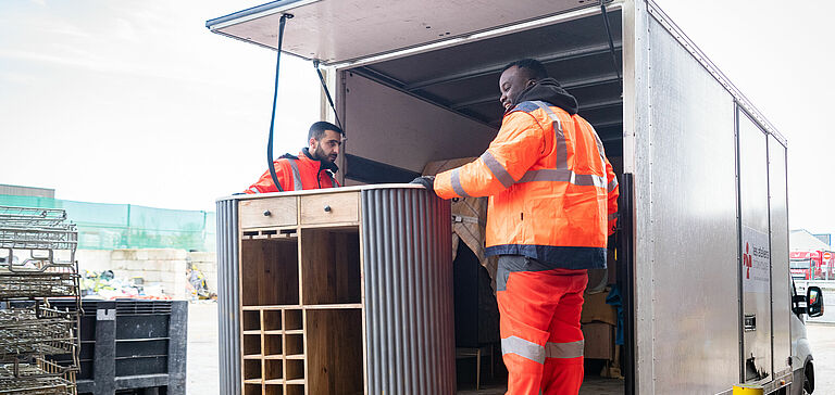 Professionnels enlevant des encombrants