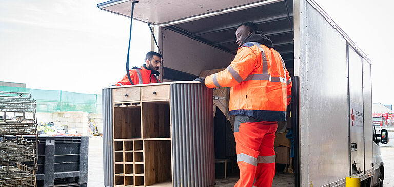 Professionnels enlevant des encombrants