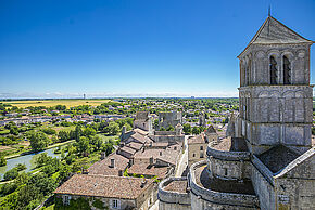 Photo d'une église avec un paysage en arrière plan.