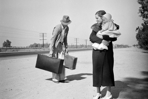 Photographie de Dorothea Lange : on y voit un couple tenant des valises et un bébé