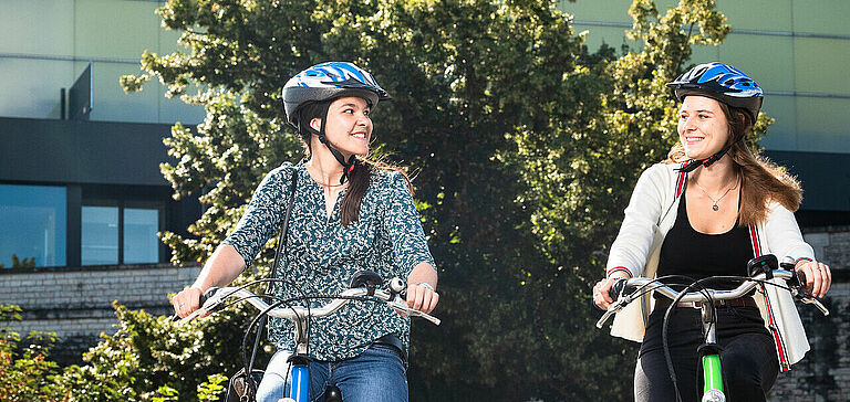 2 femmes circulant à vélo
