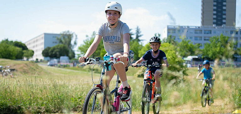 Enfant à vélo