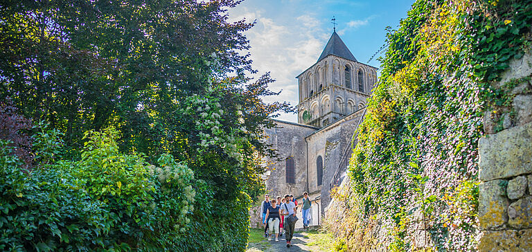 Groupe de personnes visitant une ville de Grand Poitiers