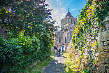 Groupe de personnes visitant une ville de Grand Poitiers