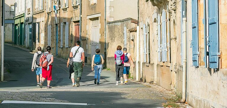 Groupe de personnes visitant un village