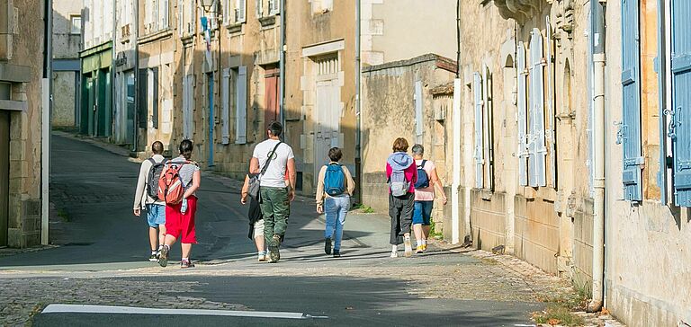 Groupe de personnes visitant un village