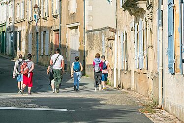 Groupe de personnes visitant un village