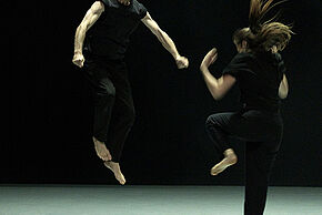 À l'ombre d'un vaste détail, hors tempête.