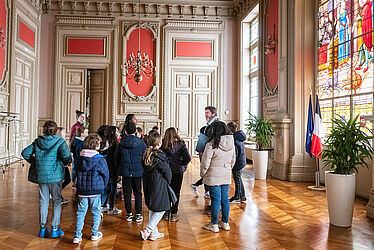 Groupe d'enfants visitant un lieu historique