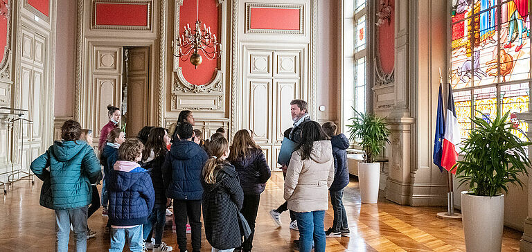 Groupe d'enfants visitant un lieu historique