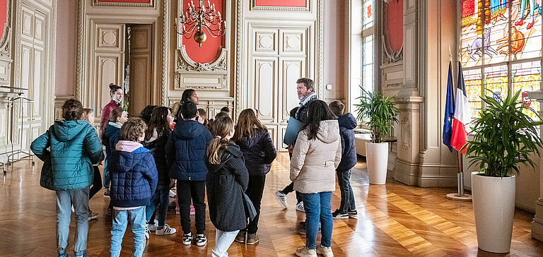 Groupe d'enfants visitant un lieu historique