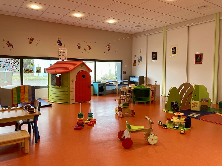 Salle de vie halte-garderie Trot'Câlin à Beaumont - Agrandir l'image (fenêtre modale)