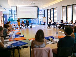 Groupe de personnes réunies dans une salle - Agrandir l'image (fenêtre modale)