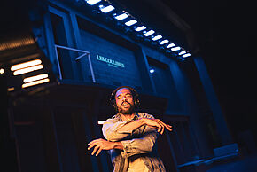 photo d'un acteur écoutant de la musique