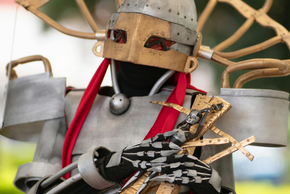 Cosplayeur en armure