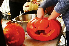 photo atelier décoration de citrouilles