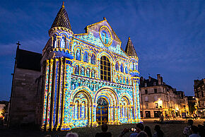 La façade de l'église Notre-Dame la grande illuminée en nocturne