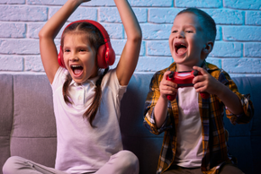 Deux enfants sont en train de jouer aux jeux vidéo.